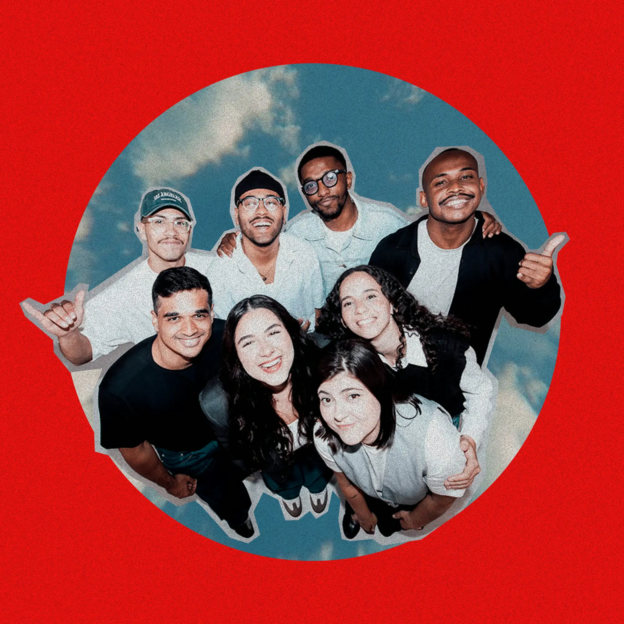 Integrantes da Be One Music sorrindo, recortados sobre um céu azul num fundo vermelho