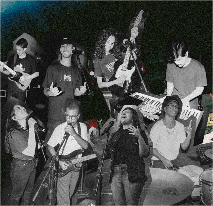 A banda tocando ao vivo, em preto e branco: vozes, guitarras, teclado e bateria