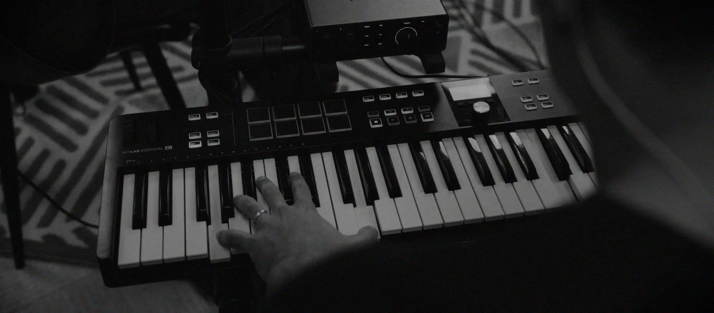 Mãos no teclado durante a gravação de Devotion Sessions